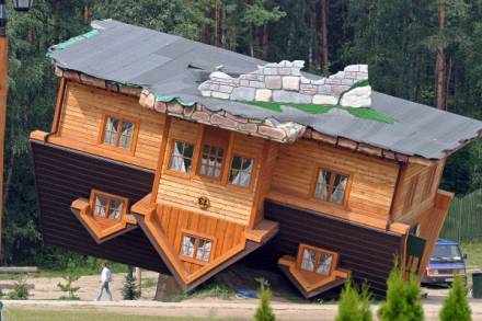 Dom stojący na dachu - Polska